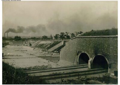 Vue de l'enceinte entre les bastions 1 et 3. Passage du chemin de fer © Archives de Paris VO4 70-8
