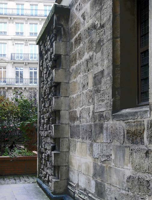 Vestige de l'enceinte Philippe-Auguste adossé à la Tour Jean-Sans-Peur @Mbzt