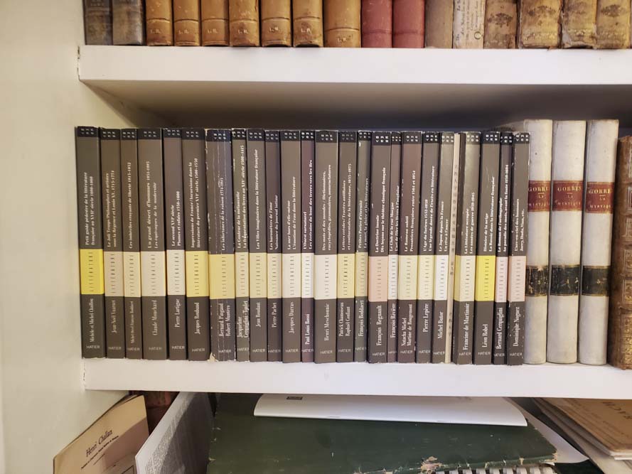 Les 24 volumes de la collection dirigée par Michel Chaillou chez Hatier, sur une étagère de l'appartement de Michèle Chaillou @J.Barret