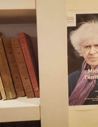Une affiche et quelques livres dans l'appartement de Michèle Chaillou @J.Barret