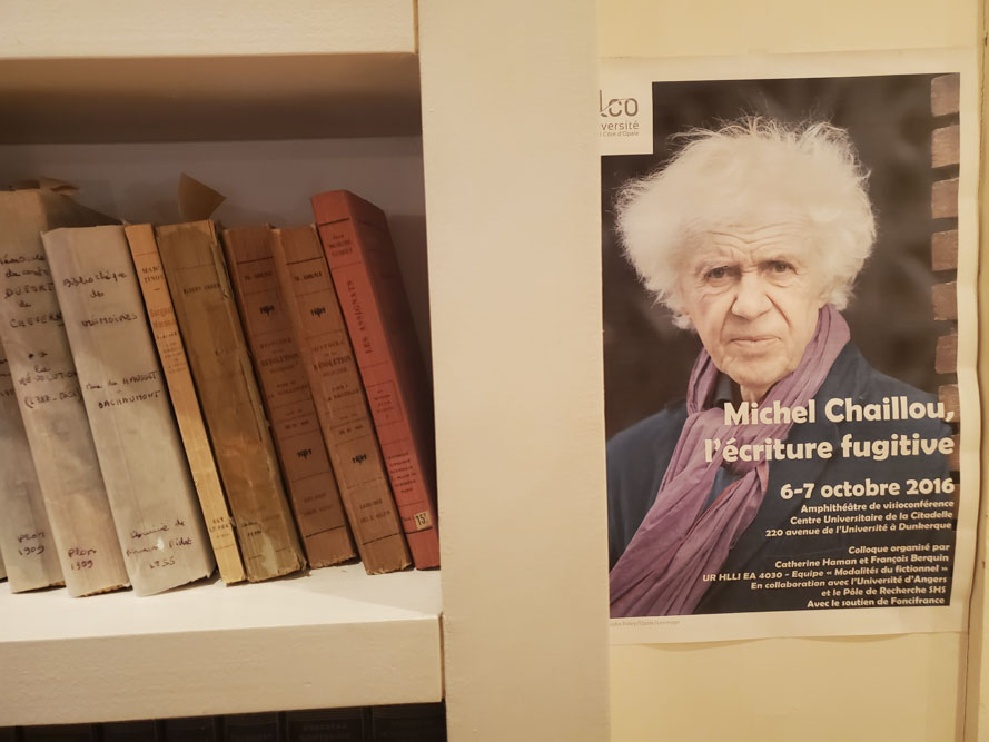 Une affiche et quelques livres dans l'appartement de Michèle Chaillou @J.Barret