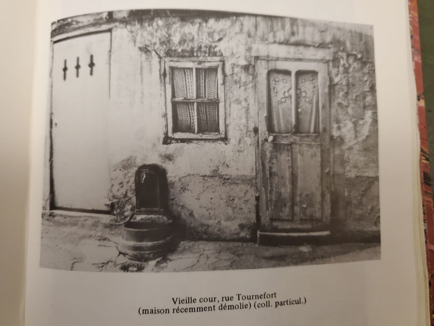 Photo d'une vieille cour de la rue Tournefort, issue du livre de Jeannine Guichardet