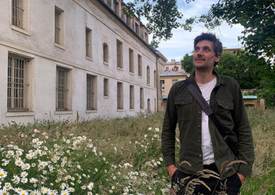 Julien Barret dans les jardins du musée d'art et d'histoire Paul Eluard de Saint-Denis ©Cassandre Lavoix